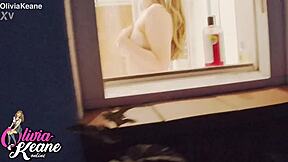 私は太ったイギリス人の隣人を初めてシャワーで見てる