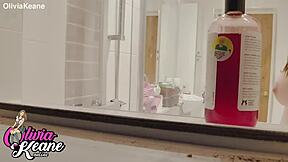 私は太ったイギリス人の隣人を初めてシャワーで見てる