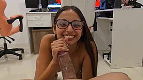 אחותי החורגת מופתעת מגודל הזין שלי