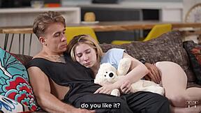 Το Καυλί του Πατριού Διορθώνει Τα Πάντα για Αυτή την Κακιά Ξανθιά