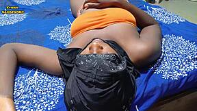 Pastorka šepeta, dotakni se mojih mladih 18+ ebony prsi te tihe noči