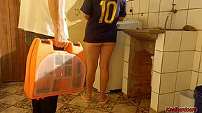 married housewife pays technician with pussy, oh yeah!