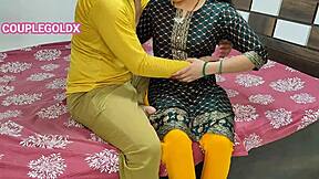 कोमल कुछ देर के लिए घर से बाहर निकल गई तो पति ने दूसरी औरत के साथ मज़े लूट रहे थे