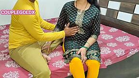 कोमल कुछ देर के लिए घर से बाहर निकल गई तो पति ने दूसरी औरत के साथ मज़े लूट रहे थे