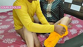 कोमल कुछ देर के लिए घर से बाहर निकल गई तो पति ने दूसरी औरत के साथ मज़े लूट रहे थे