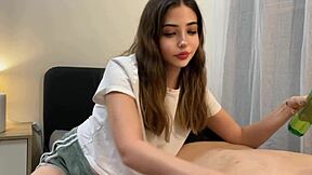 Ma�ana tengo un examen para ser masajista y hoy practico con mi padrastro de 47 a�os termino haciendo un masaje un poco extra�o y dejo que me folle muy duro hablando espa�ol