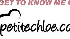 Kleine Chloe Toont Hoe Ze Klaarkomt terwijl Ze Zichzelf Streelt van Dichtbij! 💦😉