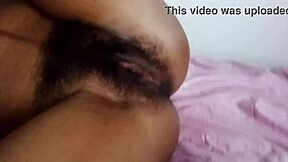 Stedsøster fantasi udfolder sig mens hun driller sin våde fisse