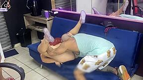 Wife has sex with the tattoo artist in front of her cuckold husband parte 01