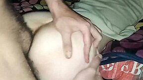 زوجتي تفرك مؤخرتها لاختراق عميق