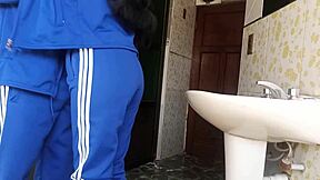 요, 학교 화장실에서 빠른 액션 하는 여학생 녹화 중 너무 위험해!