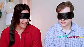 สาวบริสุทธิ์แพ้โดนเย็ดกลุ่มโดยแม่เลี้ยงใจดี McKenzie Lee และ Aviana Violet