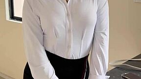 ASESORA INMOBILIARIA NOVATA ACEPTA FOLLAR CON SU CLIENTE EN LA CASA PARA HACER SU PRIMERA VENTA