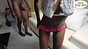 هل هذه الفتاة السوداء النحيفة جاهزة لثلاثية قاسية؟