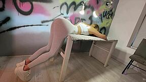 Sportos szűz tinédzser 18+ fingik leggingsben, vetkőzik a kamerának