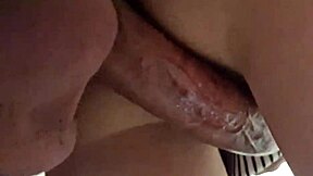 Rapidito levanto la falta y le cojo el coño por detras