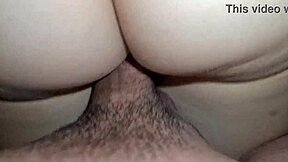 Rapidito levanto la falta y le cojo el coño por detras