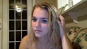 Young hairy pussy masturbates solo 😏