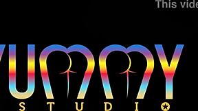 Giih Spanic and Bruna Santos fist each other's asses before group action