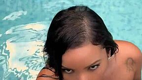 몰 드레싱룸에서 도둑질하다 걸린 틴, 밀프와 남자 경비원에게 박혀 - 밀프도둑