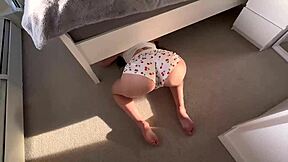 갇힌 큰 가슴 의붓여동생, 이웃에 의해 구출되고 크림파이 당해