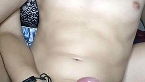 A debora prado sentou atrás de mim e masturbou o meu pau grande usando lubrificante e suas mãos com as unhas pintadas de preto