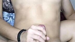 A debora prado sentou atrás de mim e masturbou o meu pau grande usando lubrificante e suas mãos com as unhas pintadas de preto