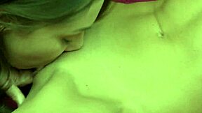 Brunetna žena vara z latinsko lezbijsko sodelavko, sesa in poljublja dlakavo pičko v 69 😏