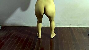 damn, check out this fine ass amateur girl working out at home