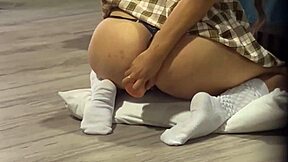 padrastro pervertido discovers hijastra masturbating asshole after classes and jerks off behind her