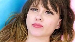 Verbluffende blonde model toont haar sexy lichaam in fotosessie 😍