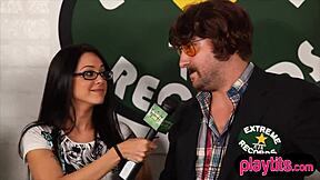 مراهقات 18+ عاهرات يقمن بحيل جنسية مقابل المال