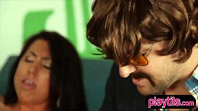 مراهقات 18+ عاهرات يقمن بحيل جنسية مقابل المال