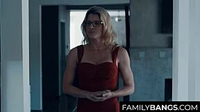 Servicial Teen Surprises Mommy with Fucking and Fingering