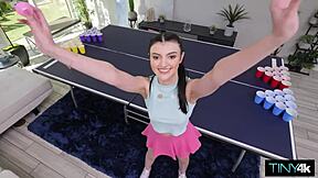 Sfântă! Julia James își ia gaura umplută după pierderea la ping pong!