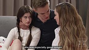 ثلاثية 18+ 18+ مع الأب الخطوي تتركهم مغطين بالسائل في 4k hd