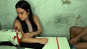 Costureira Fica Excitada Ao Ver Ereção Do Cliente 😏