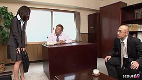 슬림한 일본 사무실 여자가 무검열 MMF 3P에서 더블 크림파이로 유혹해