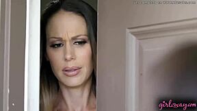 モレナがカーブィーな隣人の大きなおっぱいをレズセックスで楽しむ 😍