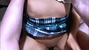 The young stepmother of his friend runs into an old acquaintance at the supermarket and they decide to share beers in her apartment