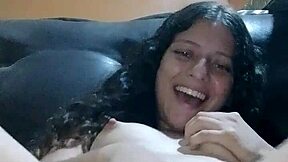 Disfruta Tanto Masturbarse En El Mueble Y Casi La Descubren