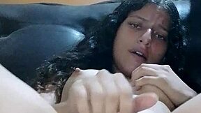 Disfruta Tanto Masturbarse En El Mueble Y Casi La Descubren