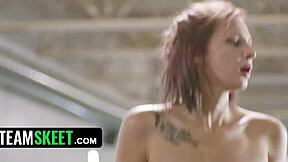 Scarlet Spunk's pussy stretched at the gym, uh.