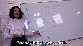 Маленькая девственная студентка теряет невинность с дядей в колледжской ролевой игре