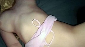 Sousedčina těsná kočička se postaví na čtyři a nechám jí prdel plnou semene