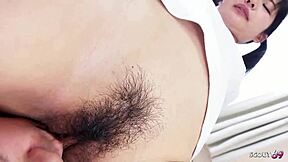 Malá ázijská tínedžerka zvádza starého chlapa na POV creampie sex v uncensored JAV porne