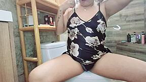 me masturbo con mi juguetito antes de bañarme y termino con un rico squirt