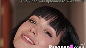 is sophia posing naked?