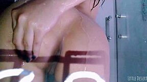 Сексуальная студентка шлепает жопу в душе