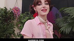 Slut Brunet Bertattoo Comel Didominasi Dengan Kote Besar